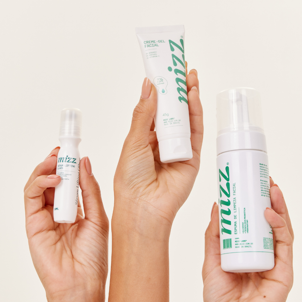 Mãos seguram Skincare Kit Mizz: serum lifting roll-on, creme-gel com 72h e espuma de limpeza facial