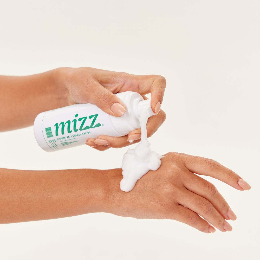 Mão dispensando espuma de limpeza facial do Skincare Kit Mizz na outra mão