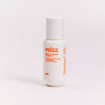 Close do frasco branco fosco do Sérum Vitamina C 10% Mizz 30ml