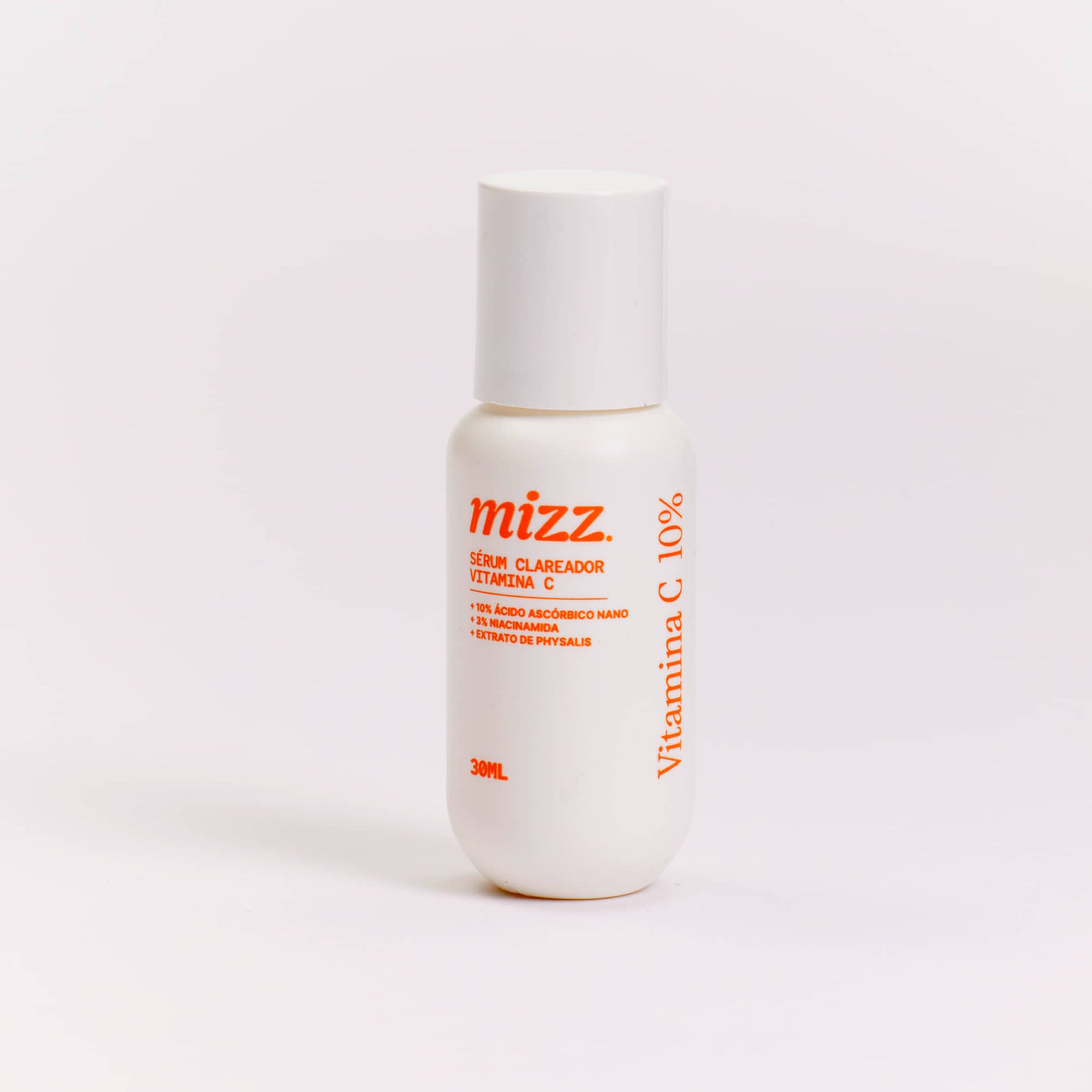 Close do frasco branco fosco do Sérum Vitamina C 10% Mizz 30ml