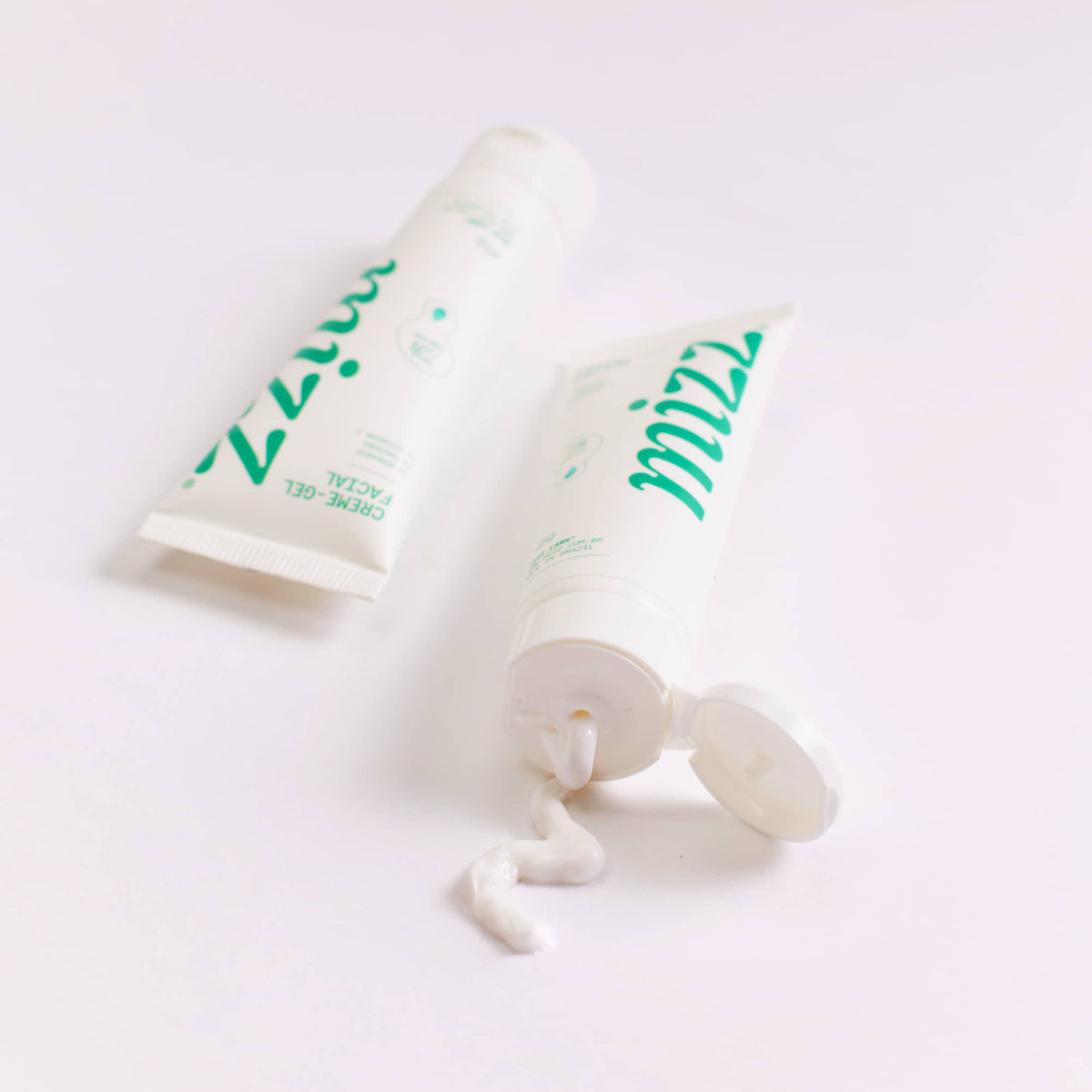 Dois tubos do Creme Facial Hidratante 72h Mizz em fundo claro