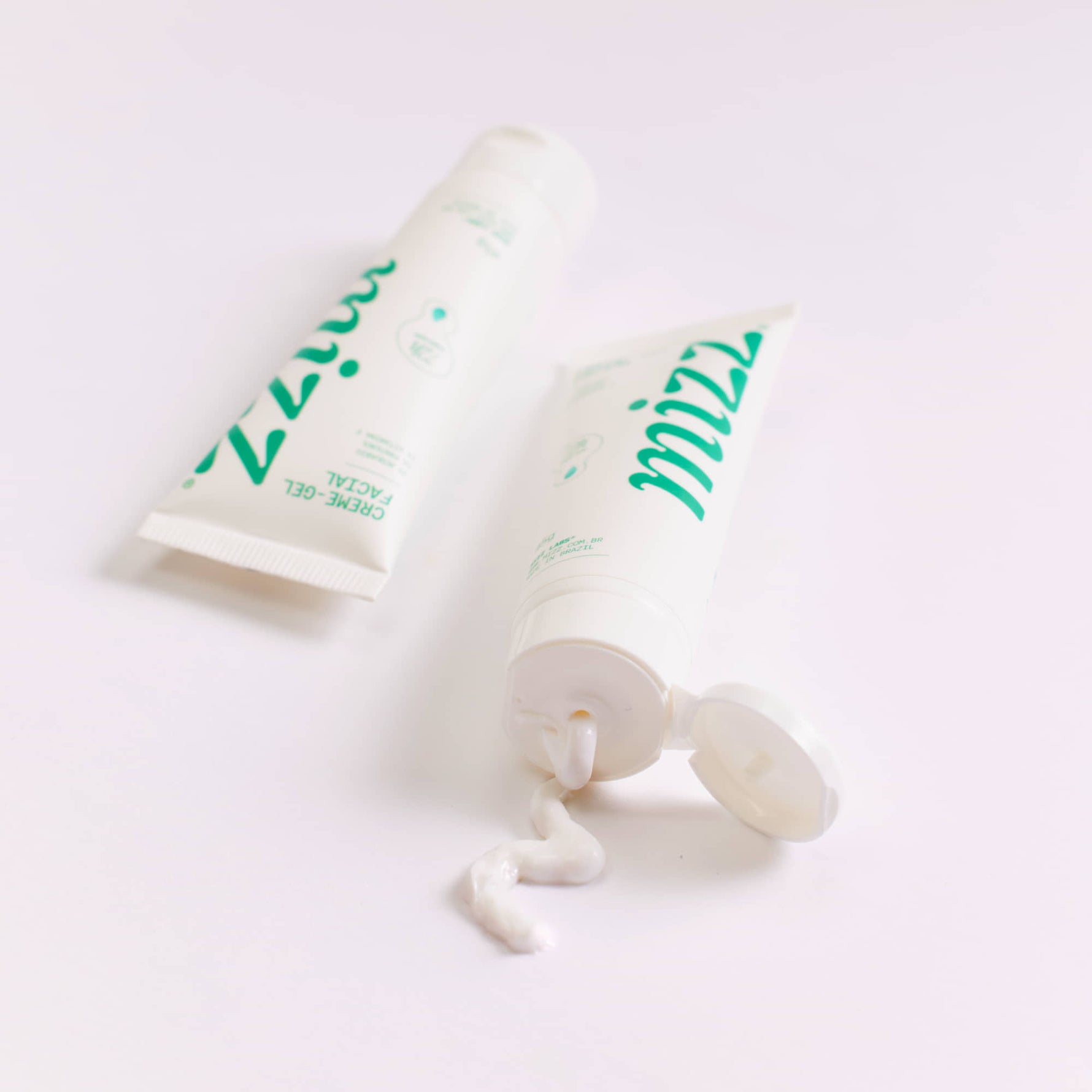 Dois tubos do Creme Facial Hidratante 72h Mizz em fundo claro