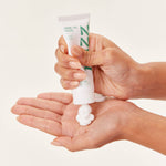 Mão dispensando Creme-gel Facial Hidratante 72h Mizz em textura cremosa na palma
