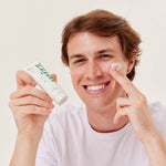 Homem sorridente aplica Creme-gel Facial Hidratante 72h Mizz na bochecha