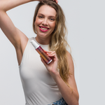 CC Cream Mizz 100g em frasco roxo e dourado apresentado por modelo