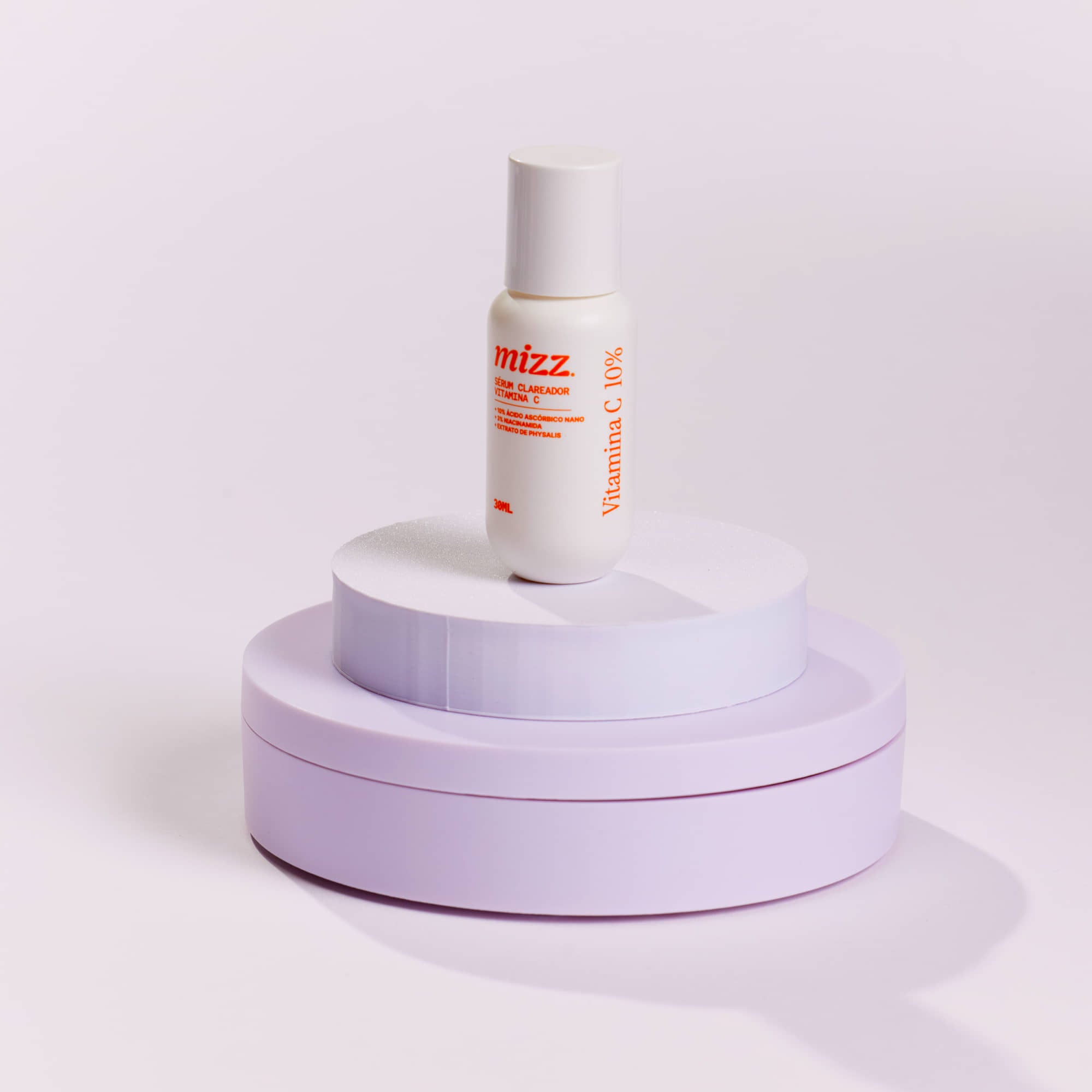 Frasco do Sérum Vitamina C 10% Mizz com rótulo laranja em base circular roxa e branca