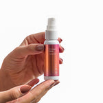 Frasco do CC Cream Mizz 30g segurado em fundo branco