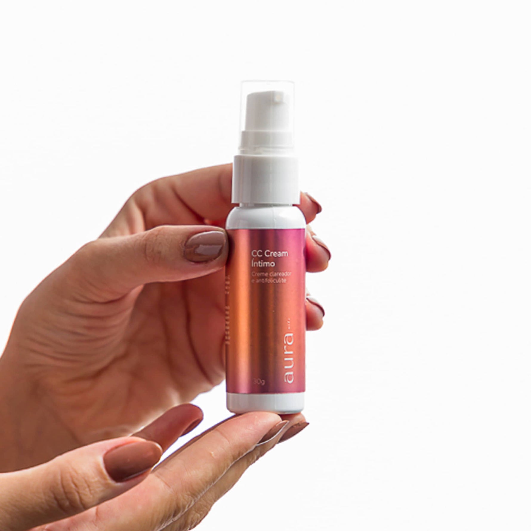 Frasco do CC Cream Mizz 30g segurado em fundo branco