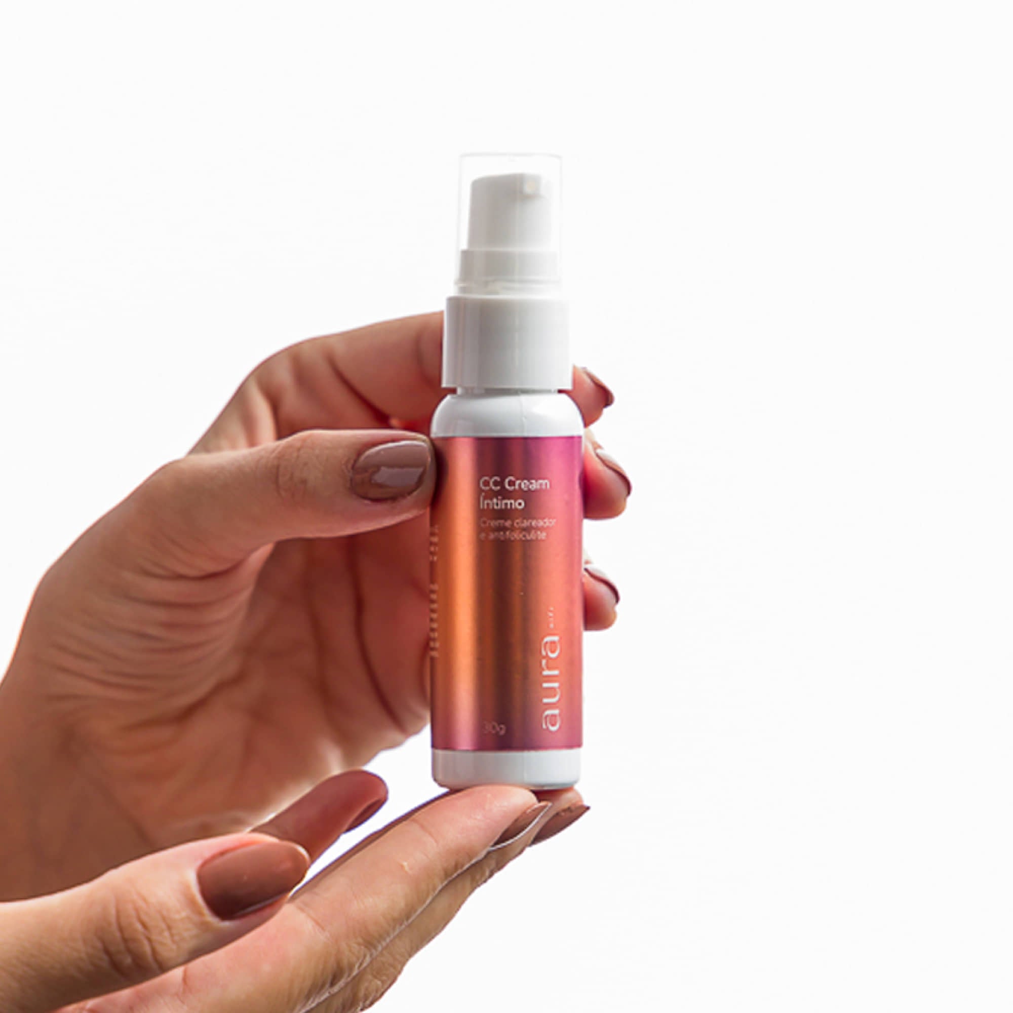 Frasco do CC Cream Mizz 30g segurado em fundo branco