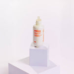 Vidro opaco branco do Sérum Clareador Vitamina C 10% Mizz com rótulo laranja em fundo claro