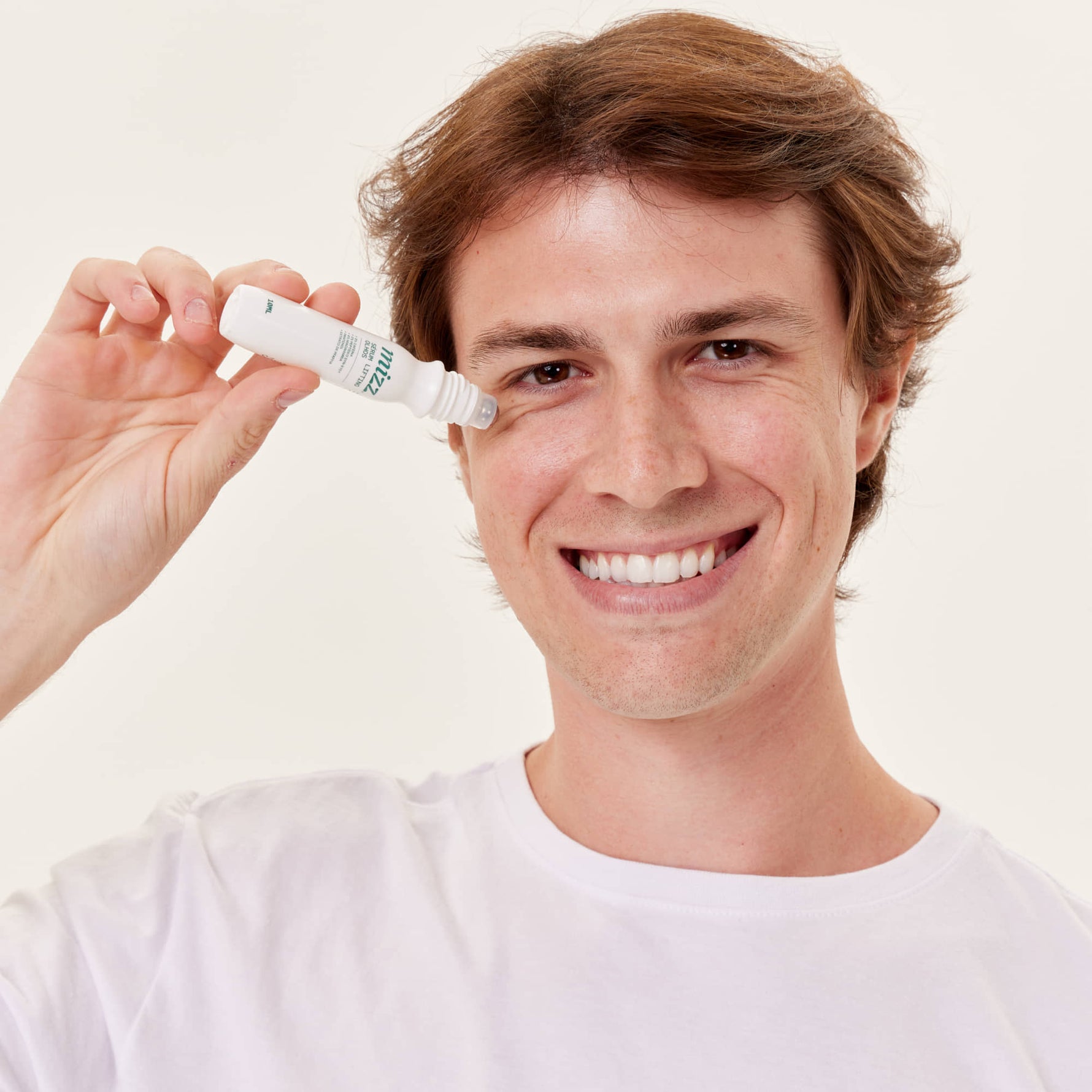 Sérum Lifting Olhos Mizz aplicado próximo à região dos olhos