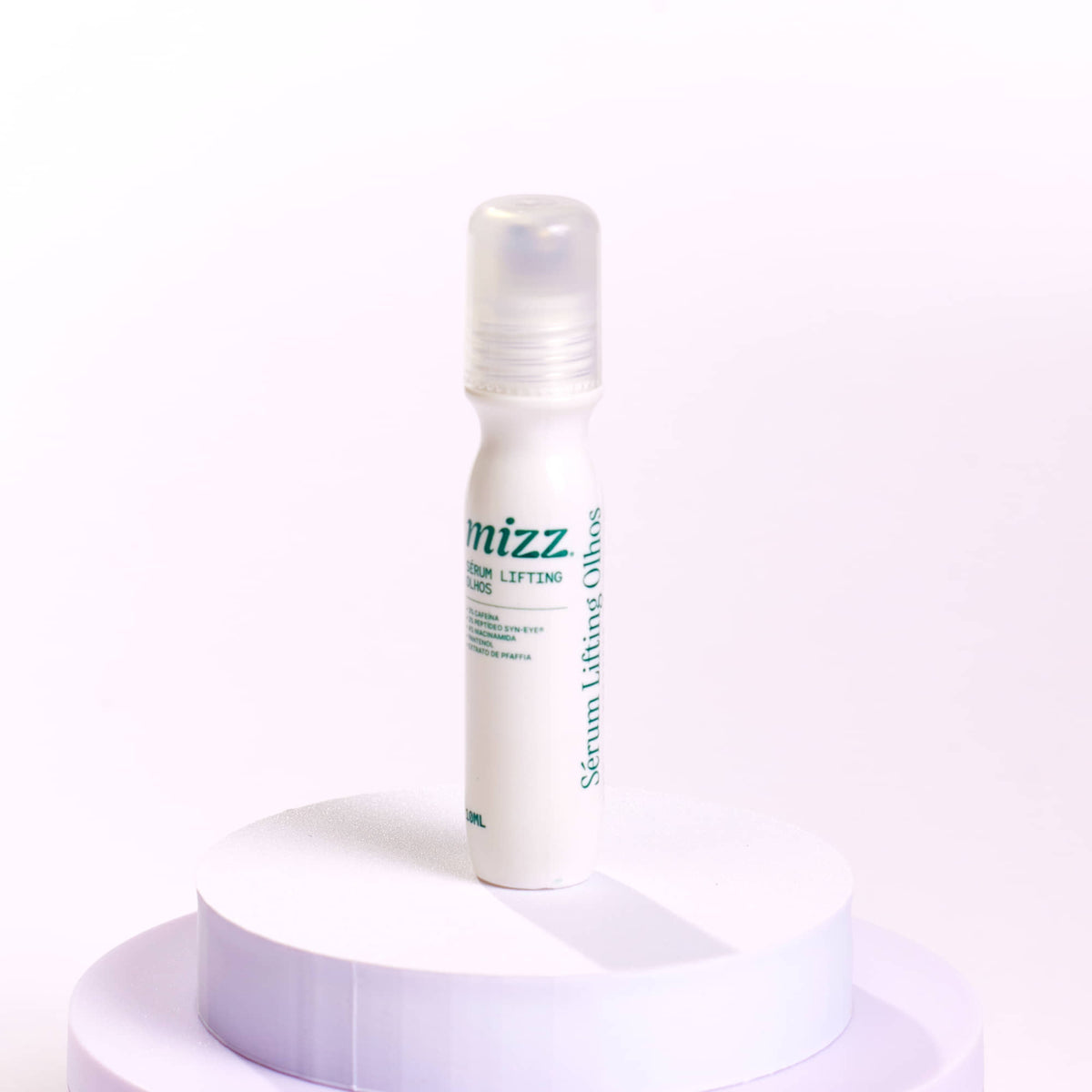 Frasco do Sérum Lifting Olhos Mizz sobre base lilás em fundo branco