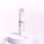 Frasco do Sérum Lifting Olhos Mizz sobre base lilás em fundo branco